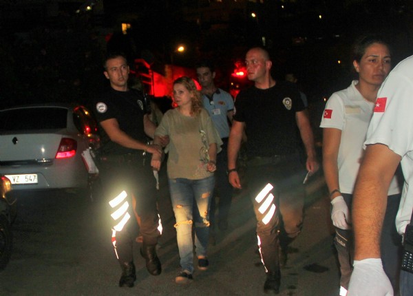 Çatıya çıkan Rus turisti polisler kurtardı