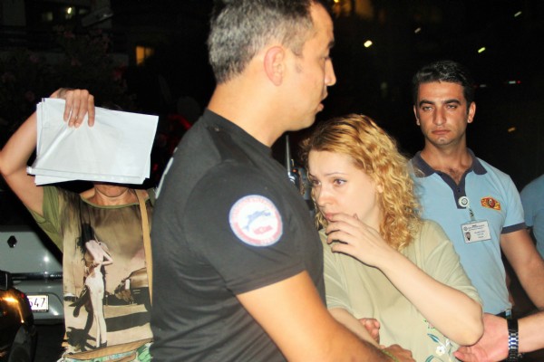 Çatıya çıkan Rus turisti polisler kurtardı