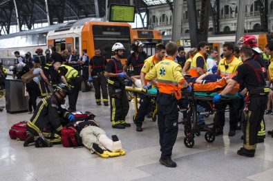 Barcelona'da tren kazası: 48 yaralı