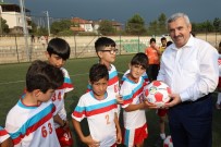 METİN ÖZKAN - Başkan Baran, Genç Sporculara Futbol Topu Dağıttı