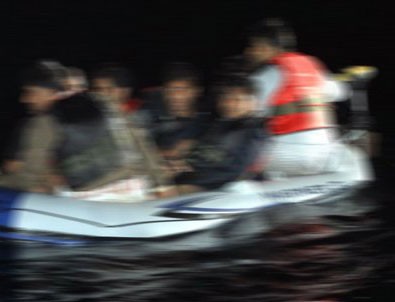 İzmir'de göçmenleri taşıyan bot battı: 6 ölü