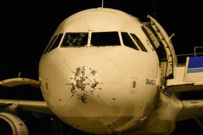 Havada Panik Açıklaması Dolu Uçağın Camlarını Kırdı