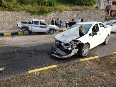 Kastamonu'da Kamyonet İle Otomobil Çarpıştı Açıklaması 3 Yaralı