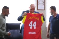 TEZAHÜRAT - Taraftarlar Derneği'nden İş Adamı Ilıcak'a Malatyaspor Forması