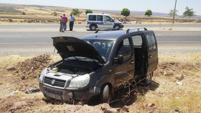 Gaziantep'te Yoldan Çıkan Araç Tarlaya Uçtu Açıklaması 3 Yaralı