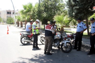 Jandarma İle Polis Ortaklaşa Motosikletler Üzerinde Uygulama Yaptı