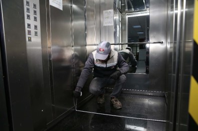 Karşıyaka'da Asansörler Güven Veriyor