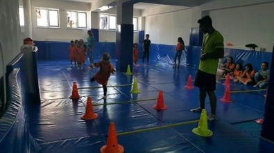 Simav'ın Belde Belediyelerinden Jimnastik Salonuna Malzeme Desteği