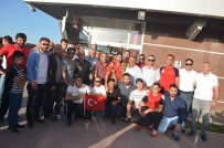 DAVUL ZURNA - Avrupa Fatihi Küçükyıldırım, Çiçeklerle Karşılandı