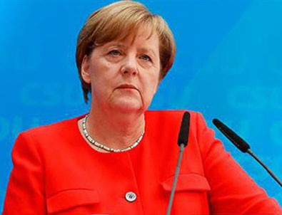 Merkel: Türkiye'nin AB'ye tam üyeliğini reddediyoruz