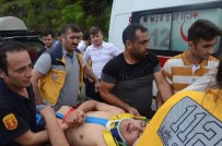 Otomobil 15 Metreden Uçuruma Yuvarlandı Açıklaması 2 Yaralı