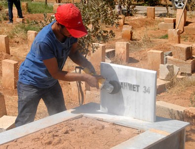 Suruç'ta terörist mezarlarındaki örgüt simgeleri silindi