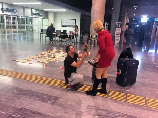 Havalimanında sürpriz evlenme teklifi yapmıştı! Bugün...