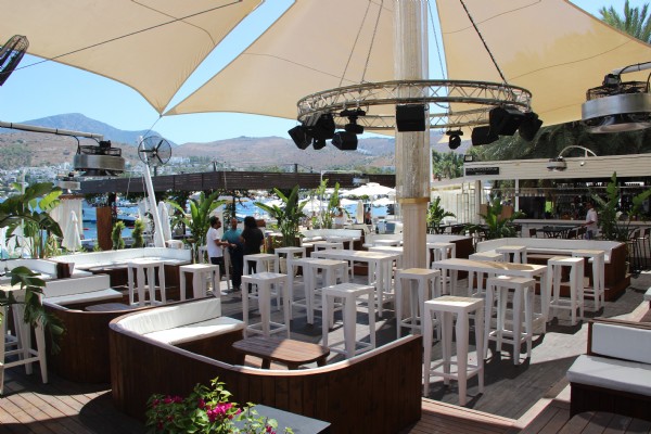 Şarkıcı Berksan'ın ortağı olduğu beach kulübe silahlı saldırı