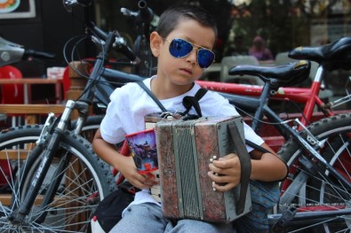 9 Yaşındaki Akordeoncu Alex'ten Sokak Resitali