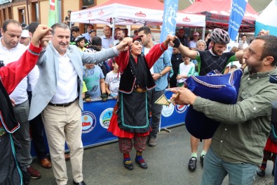 Bakan Aşkın Bak Tulum Eşliğinde Horon Oynadı