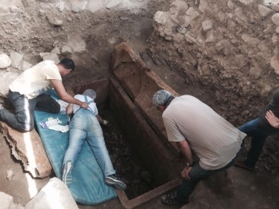 Edremit'te 2 Bin 500 Yıllık Mezar Açıldı