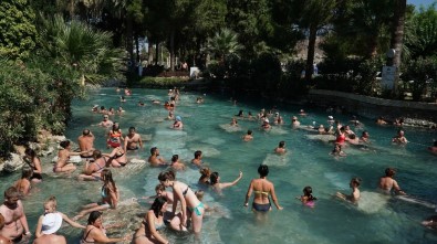 Kleopatra Antik Havuzu'na Turistlerden Yoğun İlgi