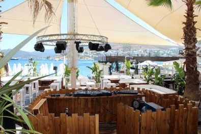 Şarkıcı Berksan'ın ortağı olduğu beach kulübe silahlı saldırı