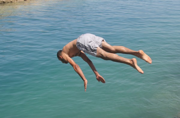 Sıcaklar bunaltınca vatandaşlar suya akın etti