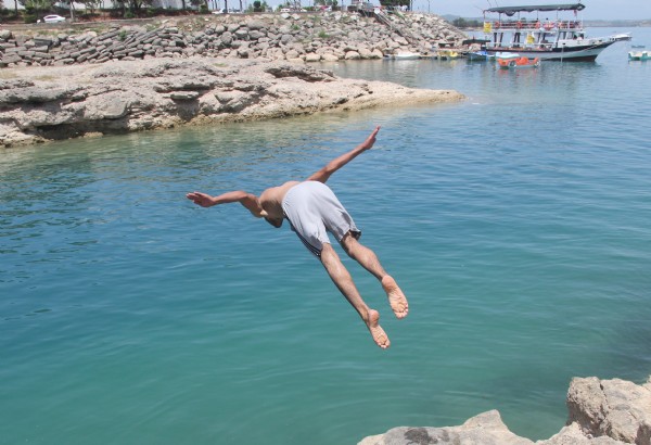 Sıcaklar bunaltınca vatandaşlar suya akın etti