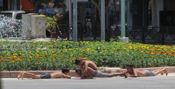 Sıcaklar bunaltınca vatandaşlar suya akın etti