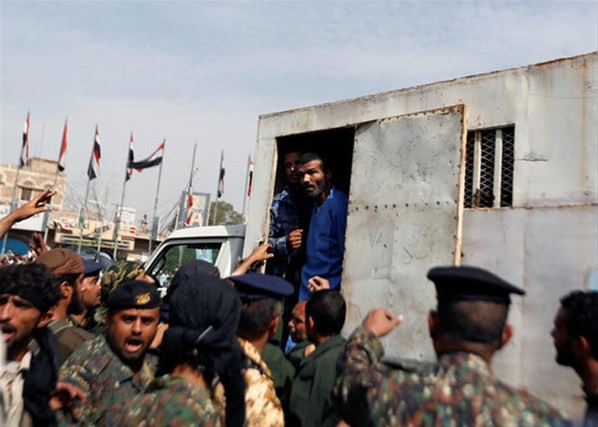 Tecavüzcüyü yüzüstü yatırıp kurşuna dizdiler