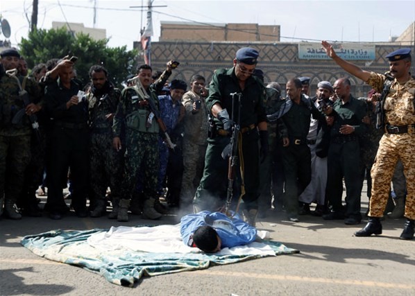 Tecavüzcüyü yüzüstü yatırıp kurşuna dizdiler