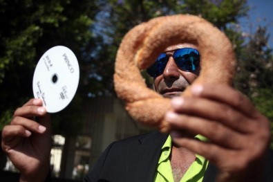 Müzik CD'si Çoğaltmak İçin Simit Satıyor