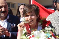 OLİMPİYAT ŞAMPİYONU - Olimpiyat Şampiyonu Elif Yenigün Eskişehir'de Coşkuyla Karşılandı