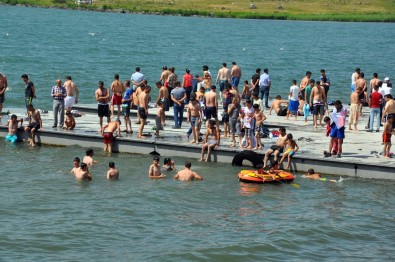 Sıcaktan Bunalan Vatandaşlar Çıldır Gölü'ne Akın Etti