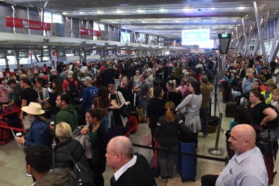 Terör Endişesi Havalimanında Uzun Kuyruklara Neden Oldu