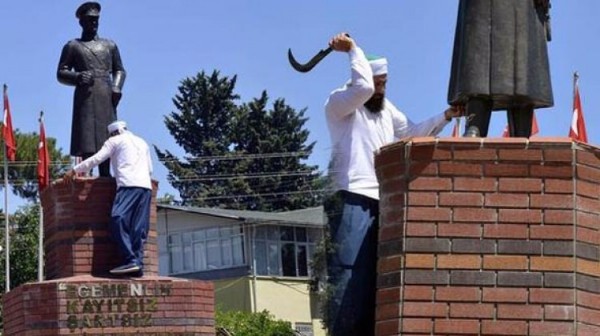Şanlıurfa'da Atatürk heykeline saldırı