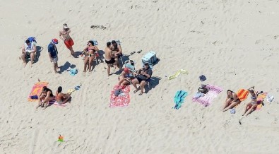 ABD'li Vali Halka Kapattığı Plajda Ailesiyle Görüntülendi