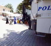 ARAZİ ANLAŞMAZLIĞI - Şanlıurfa'da akrabalar birbirine girdi: 2 ölü, 4 yaralı