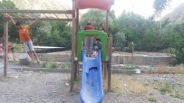 ZAP SUYU - Çocuk Oyun Parkı Onarılmayı Bekliyor