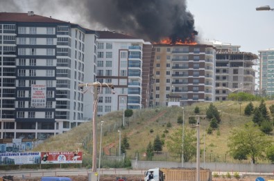 Kırıkkale'de 12 Katlı Apartmanın Çatısında Yangın