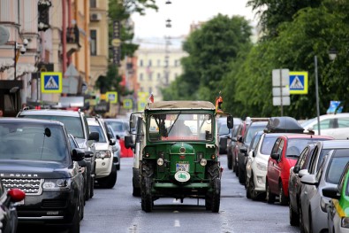 Yaşlı Adam Eski Traktörle Almanya'dan St. Petersburg'a Gitti