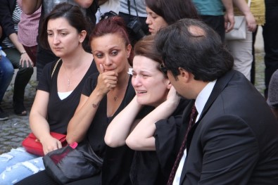 Avukat Özgür Aksoy'a Adliye Önünde Tören