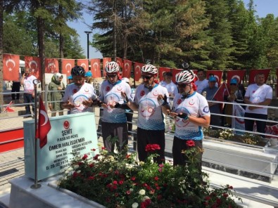 Bisiklet Sporcuları Ömer Halisdemir'in Kabrini Ziyaret Etti