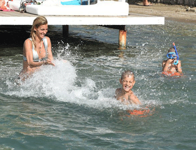 Çağla Şıkel sezonu Bodrum'da açtı