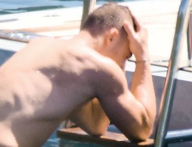 Kerem Bürsin kafa üstü kuma çakıldı