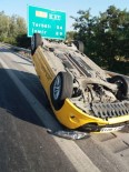 TAKSİ ŞOFÖRÜ - Otobanda Trafik Kazası, Yolcuya Yetişmek İsteyen Taksi Takla Attı