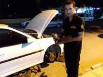 YAVRU KEDİ - Otomobilin Motor Bölümüne Sıkışan Kedi, 2 Saatte Kurtarıldı