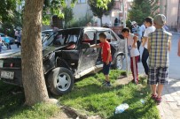 NIĞDE MERKEZ - Otomobiller Çarpıştı, Mahallenin Çocuklar Kazayı İnceledi