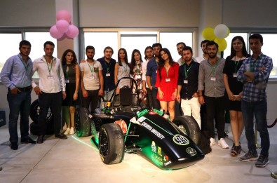4'Ü Kız 21 Mühendislik Öğrencisi Elektrikli Araba Üretti
