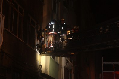 Bakırköy'de Bir Apartmanda Çıkan Yangında 1 Kişi Yaralanırken 2 Kişi İse Dumandan Etkilendi