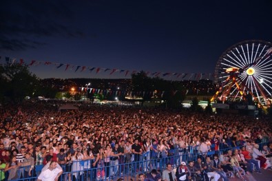 Fuar'da İrem Derici Rüzgarı