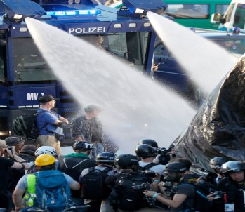 Hamburg'da G20 protestosuna polis müdahalesi