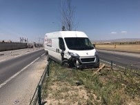 ALI SEZER - Horasan'da Minibüs Orta Refüje Çıktı